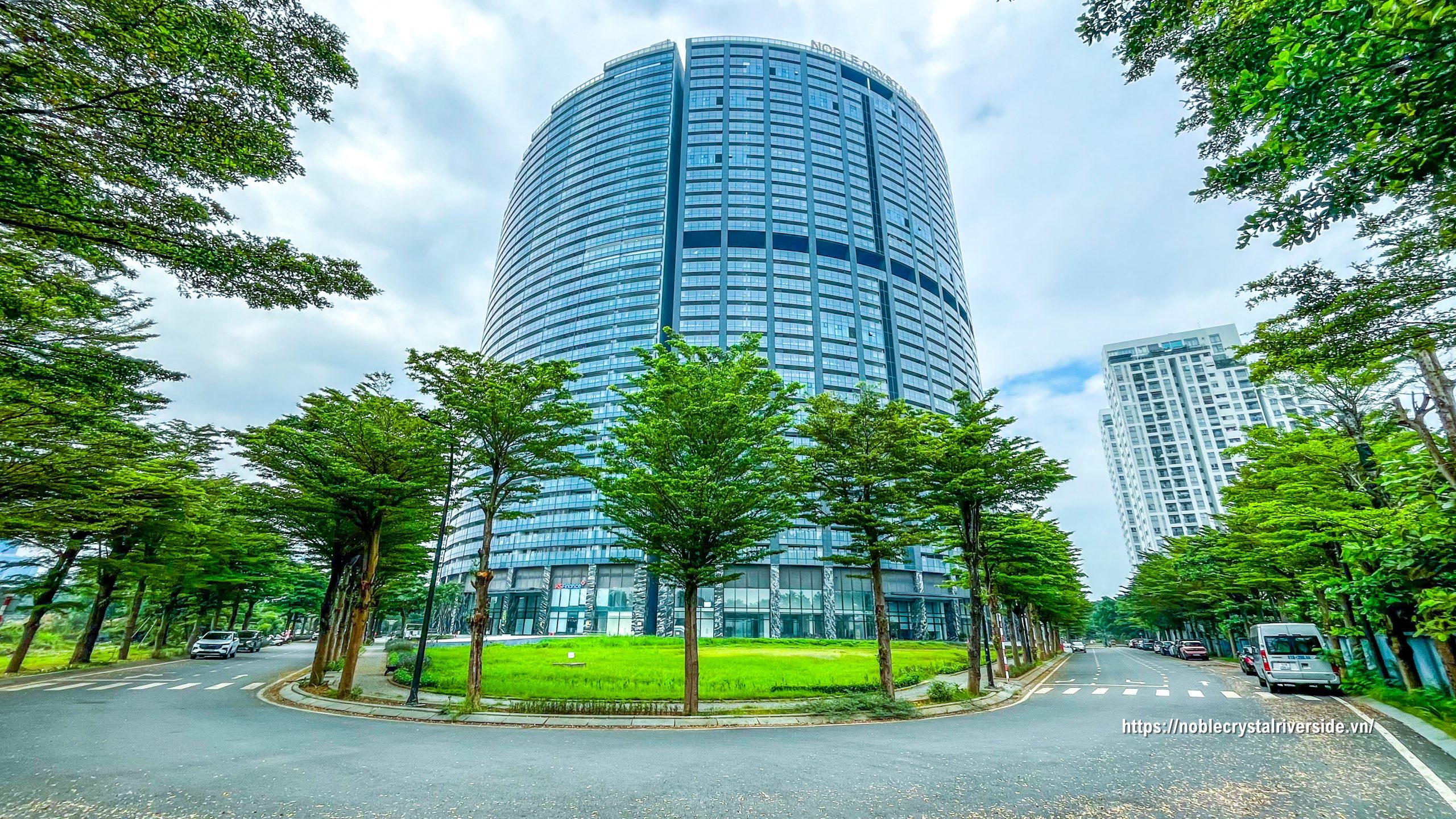 Cận cảnh mặt ngoài dự án Noble Crystal Riverside Quận 7 đang trong giai đoạn hoàn thiện lắp đặt kính Facade.